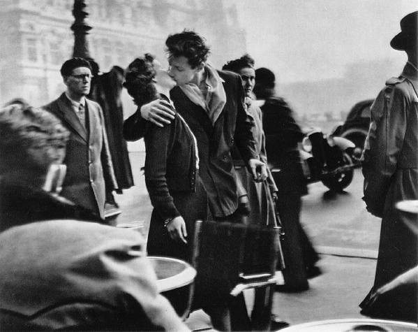 The Kiss โดย Robert Doisneau