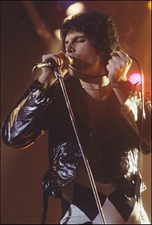 Freddie Mercury แสดงที่ New Haven, Connecticut, ในปี 1978